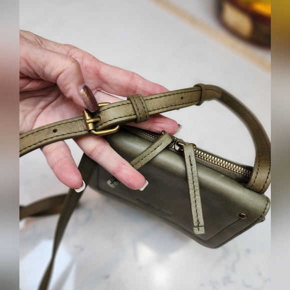 AMERICAN LEATHER CO Compact Leather Crossbody Bag in Sage. EUC - Picture 5 of 14